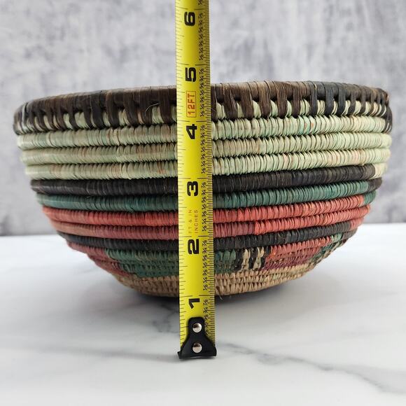 Gorgeous Hand-Woven striped basket bowl made of died grasses aprx. 9 x 5 inches - Picture 4 of 7